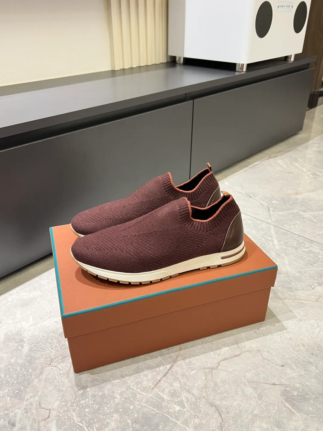 Men's Men's Shoes 💰p380 Loro Men's Shoes 💰piana/Noyo Piana 360 L Men's Shoes 💰p Flexy Walk Men's Sports Shoes These sports shoes are made of knitted wool uppers, and the heel is wrapped in smooth calf leather. Merino sheep are selected from Australia and New Zealand. The upper is machine-woven like a sweater, and then equipped with a white rubber outsole and a Kummel-colored sole. It is both beautiful and non-slip. The fabric is 100% cashmere and the insole is calf leather. It is super comfortable on the feet! Comes with full original packaging! Multiple colors available! Size: 38-44 (45 customized)